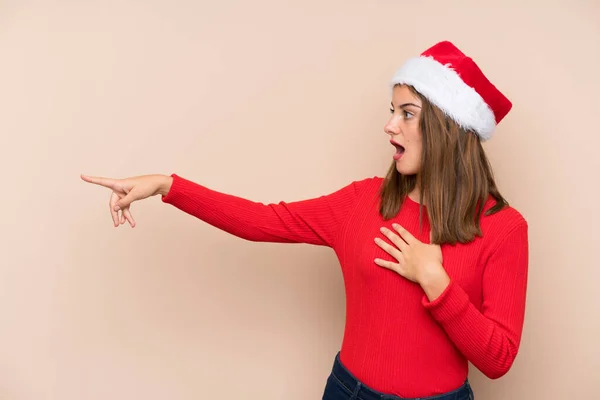 Chica Joven Con Sombrero Navidad Sobre Fondo Aislado Señalando Dedo — Foto de Stock