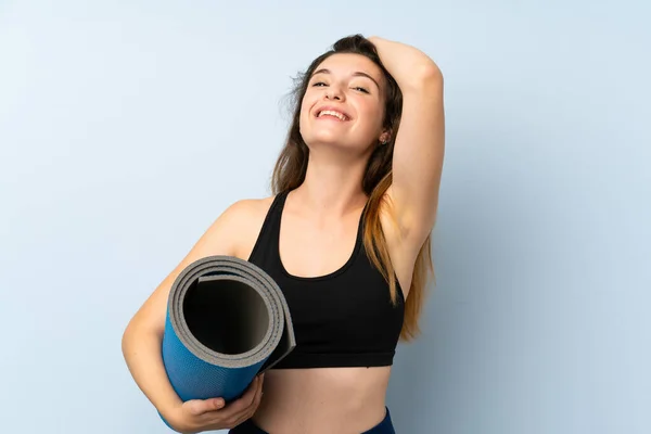 Menina Morena Nova Com Tapete Sobre Fundo Isolado — Fotografia de Stock