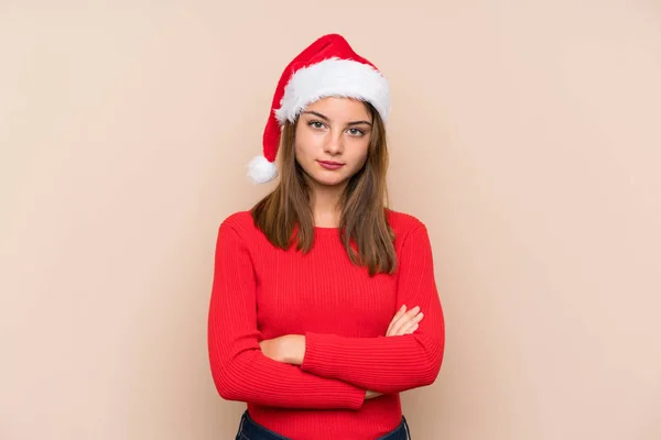 Giovane Ragazza Con Cappello Natale Sfondo Isolato Mantenendo Braccia Incrociate — Foto Stock
