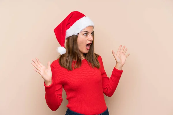 Junges Mädchen Mit Weihnachtsmütze Über Isoliertem Hintergrund Mit Überraschendem Gesichtsausdruck — Stockfoto