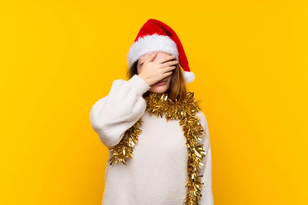 Menina Com Chapéu Natal Sobre Fundo Amarelo Isolado Cobrindo Olhos — Fotografia de Stock