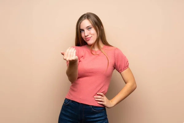 Adolescente Loira Sobre Fundo Isolado Convidando Para Vir — Fotografia de Stock