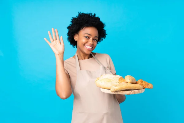 Африканська Американка Формі Шеф Кухаря Жіночий Пекар Тримає Стіл Кількома — стокове фото