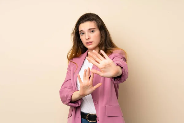 Ung Brunett Flicka Med Kavaj Över Isolerad Bakgrund Nervös Sträcker — Stockfoto