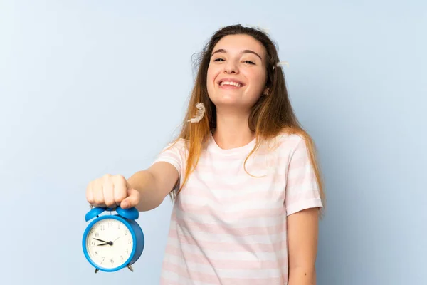 Menina Morena Jovem Segurando Relógio Vintage Sobre Fundo Isolado — Fotografia de Stock