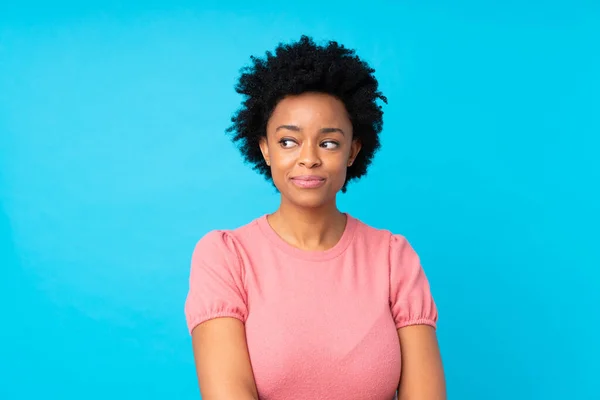 Africano Americano Mulher Sobre Isolado Fundo Azul Olhando Para Lado — Fotografia de Stock