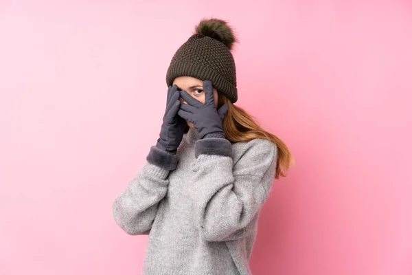 Adolescente Ucraniana Con Sombrero Invierno Sobre Fondo Rosa Aislado Cubriendo —  Fotos de Stock