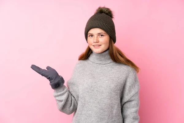 Ragazza Adolescente Ucraina Con Cappello Invernale Sfondo Rosa Isolato Tenendo — Foto Stock