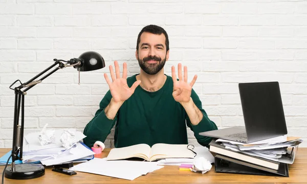 Estudiante Contando Nueve Con Los Dedos — Foto de Stock