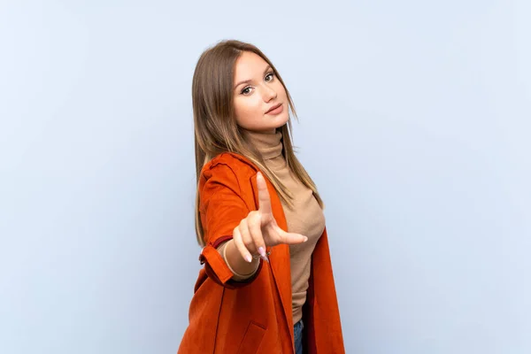 Ragazza Adolescente Con Cappotto Sfondo Blu Isolato Che Mostra Solleva — Foto Stock