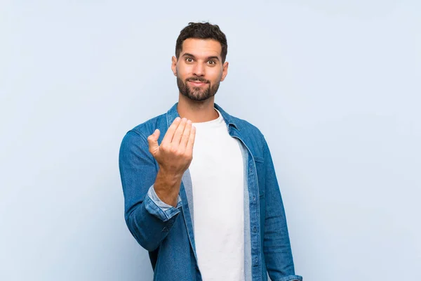 Hombre Guapo Sobre Fondo Azul Aislado Invitando Venir Con Mano — Foto de Stock