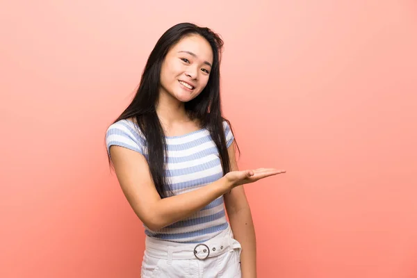 Adolescente Asiático Menina Sobre Isolado Rosa Fundo Apresentando Uma Ideia — Fotografia de Stock