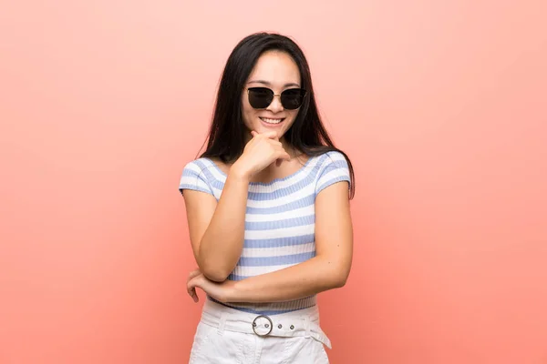 Adolescente Asiático Chica Sobre Aislado Rosa Fondo Con Gafas Sonriendo —  Fotos de Stock