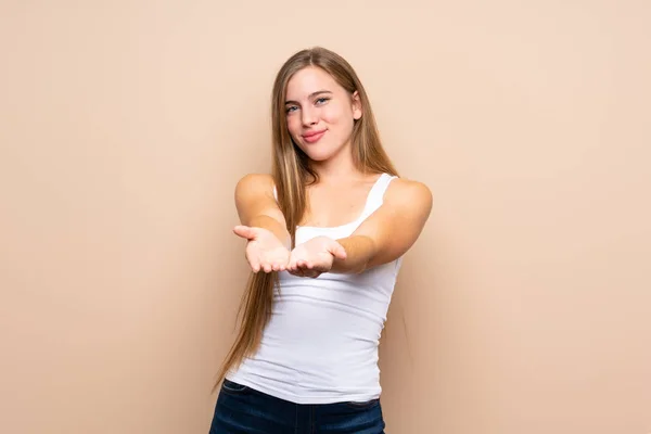 Adolescente Rubia Chica Sobre Aislado Fondo Celebración Copyspace Imaginario Palma — Foto de Stock