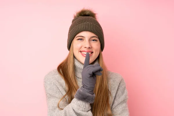 Giovane Adolescente Con Cappello Invernale Sfondo Rosa Isolato Facendo Gesto — Foto Stock