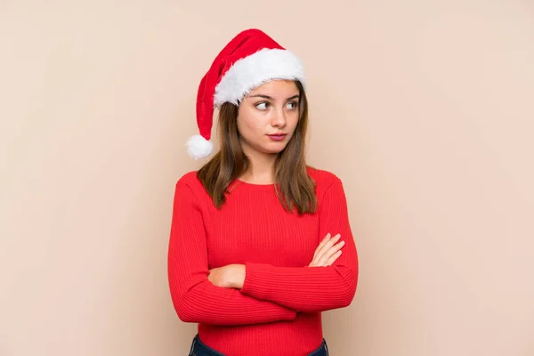 年轻姑娘头戴圣诞礼帽 背负孤立的背景 她在想办法 — 图库照片