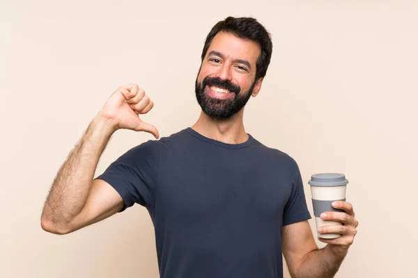 留着胡子的男人 手里拿着一杯自豪而又自我满足的咖啡 — 图库照片