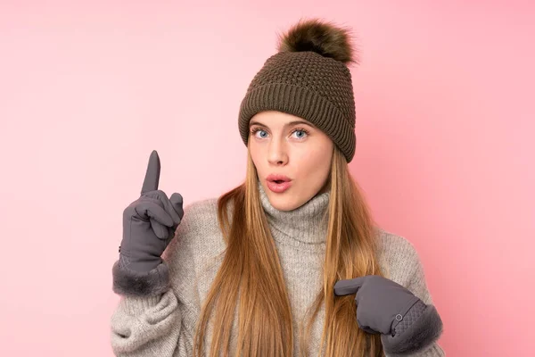 Giovane Adolescente Con Cappello Invernale Sfondo Rosa Isolato Con Espressione — Foto Stock