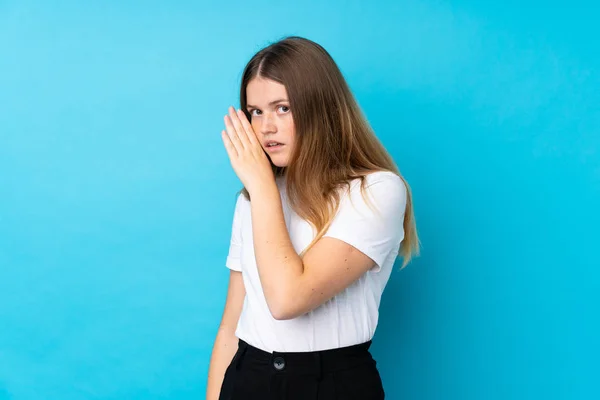 Ukrainischer Teenager Mädchen Über Isolierten Blauen Hintergrund Flüstern Etwas — Stockfoto