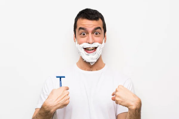 Homem Barbeando Sua Barba Sobre Fundo Branco Isolado Com Expressão — Fotografia de Stock