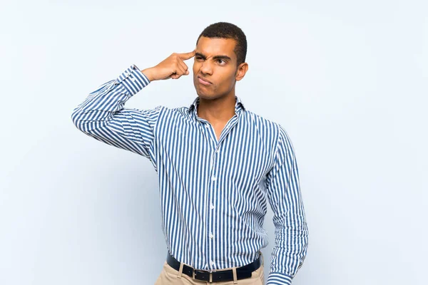 Genç Yakışıklı Esmer Soyutlanmış Mavi Arka Planda Bir Adam Deliliğin — Stok fotoğraf