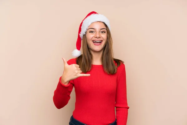 Menina Com Chapéu Natal Sobre Fundo Isolado Fazendo Gesto Telefone — Fotografia de Stock