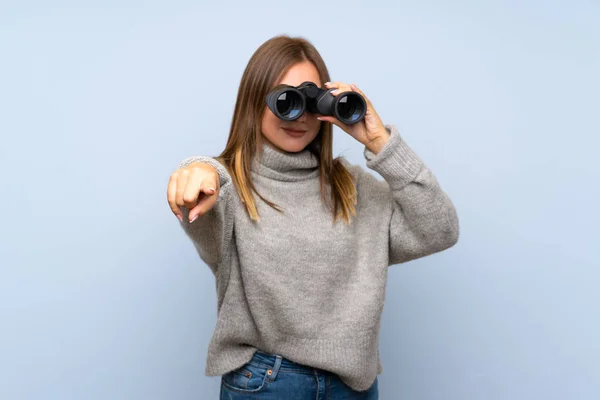 Adolescente Avec Pull Sur Fond Bleu Isolé Avec Jumelles Noires — Photo