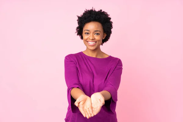 Africano Americano Mulher Sobre Isolado Rosa Fundo Segurando Copyspace Imaginário — Fotografia de Stock