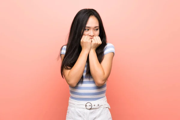 Tini Ázsiai Lány Felett Elszigetelt Rózsaszín Háttér Ideges Ijedt Üzembe — Stock Fotó