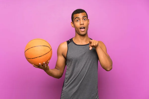 Pemuda Olahraga Dengan Bola Basket Lebih Terisolasi Dinding Ungu Terkejut — Stok Foto