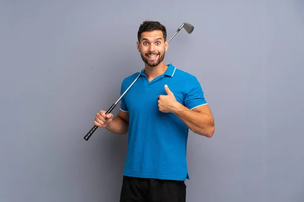 Joven Guapo Jugando Golf Con Expresión Facial Sorpresa —  Fotos de Stock