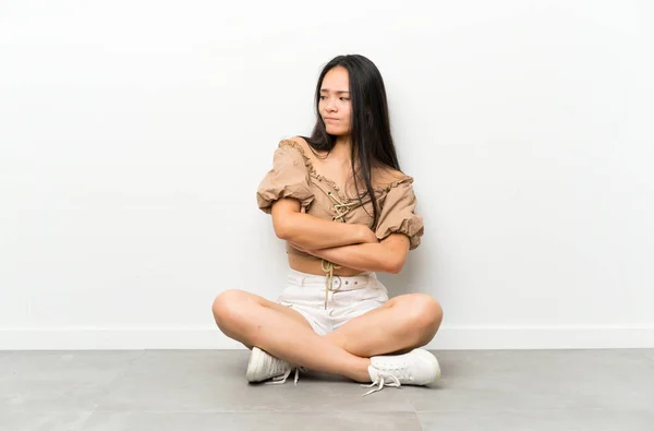 Adolescente Asiático Menina Sentado Chão Pensando Uma Ideia — Fotografia de Stock