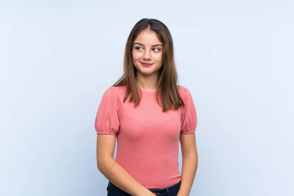 Giovane Ragazza Bruna Isolato Sfondo Blu Piedi Guardando Lateralmente — Foto Stock