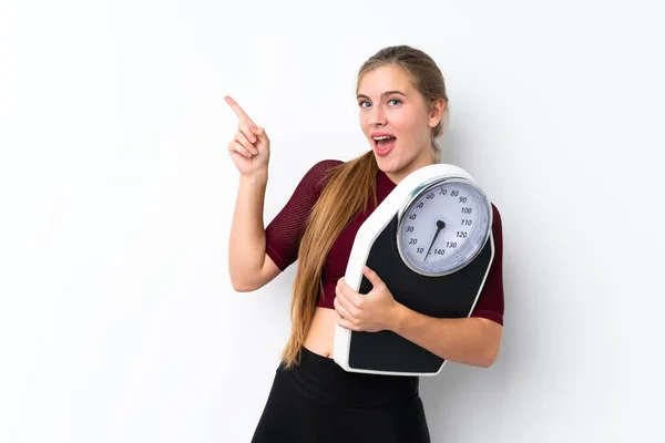 Menina Adolescente Com Máquina Pesagem Sobre Fundo Branco Isolado Com — Fotografia de Stock