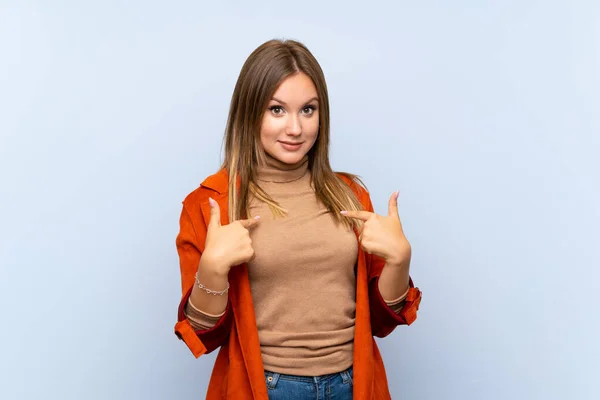 Ragazza Adolescente Con Cappotto Sfondo Blu Isolato Con Espressione Facciale — Foto Stock