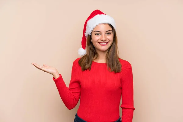 Jeune Fille Avec Chapeau Noël Sur Fond Isolé Tenant Copyspace — Photo