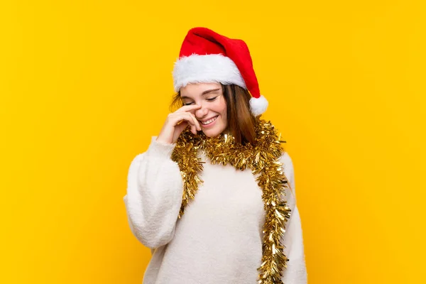 Chica Con Sombrero Navidad Sobre Fondo Amarillo Aislado Riendo —  Fotos de Stock