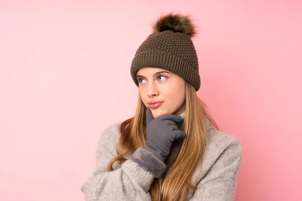 Joven Adolescente Con Sombrero Invierno Sobre Fondo Rosa Aislado Pensando —  Fotos de Stock