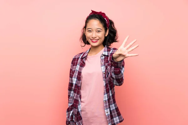 Asiático Jovem Mulher Sobre Isolado Rosa Fundo Feliz Contando Quatro — Fotografia de Stock