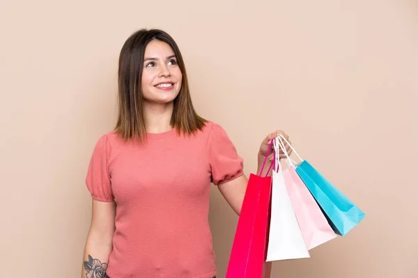 Ung Kvinna Med Shoppingväska Över Isolerad Bakgrund Tittar Upp Medan — Stockfoto