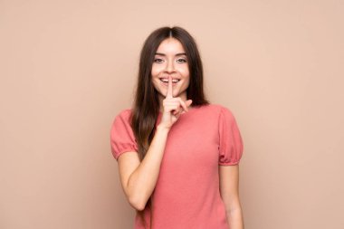 Tecrit edilmiş genç bir kadın sessiz hareketler yapıyor.