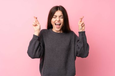 Soyutlanmış pembe arka planı olan genç bir kadın.