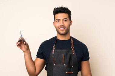 Tecrit edilmiş, kuaför ya da berber elbisesi olan yakışıklı bir adam.