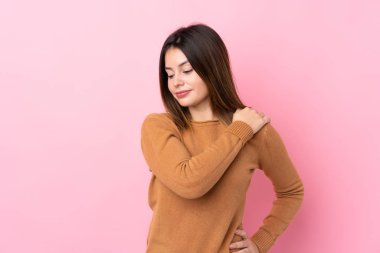 Tecrit edilmiş pembe bir geçmişi olan genç bir kadın omuz ağrısından muzdarip.