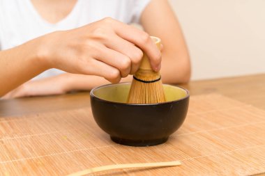 Çay matcha ile genç asyalı kız