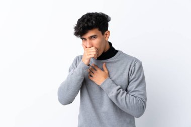Arjantinli genç adam izole edilmiş beyaz arka planda öksürük çekiyor ve kötü hissediyor.