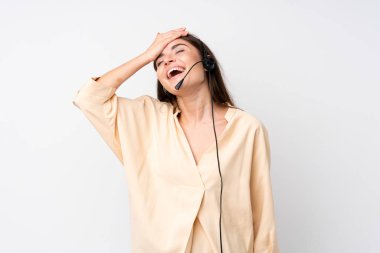 Genç pazarlamacı kadın soyutlanmış beyaz arka planda gülüyor.