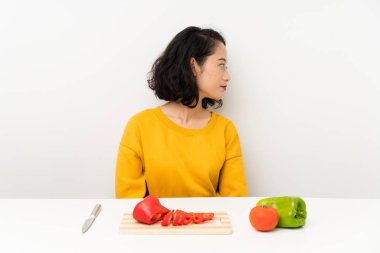 Sebzeli genç Asyalı kız.