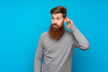 Kızıl saçlı, uzun sakallı, soyutlanmış mavi bir geçmişi olan, kuşkulu bir adam.