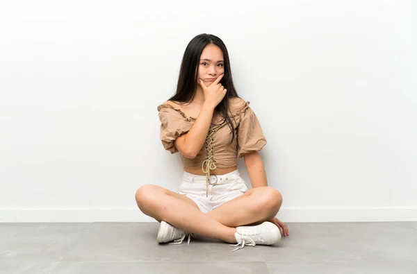 Tinédzser Ázsiai Lány Padlón Gondolkodás Egy Eszme — Stock Fotó